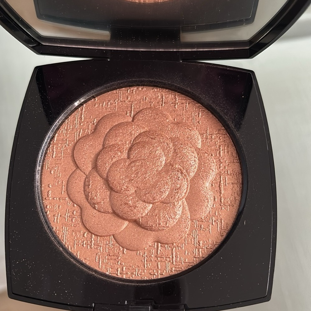 CHANEL oversize illuminating powder - Warm Gold